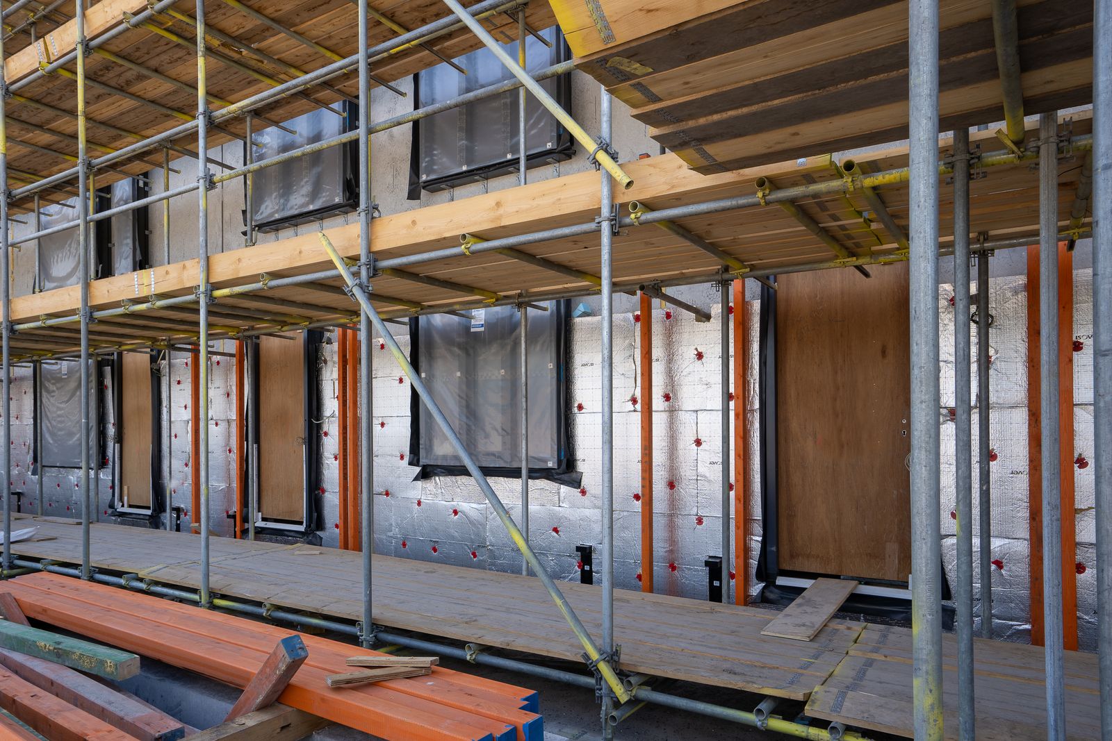 Chantier d’isolation par l’extérieur avec échafaudage et panneaux isolants