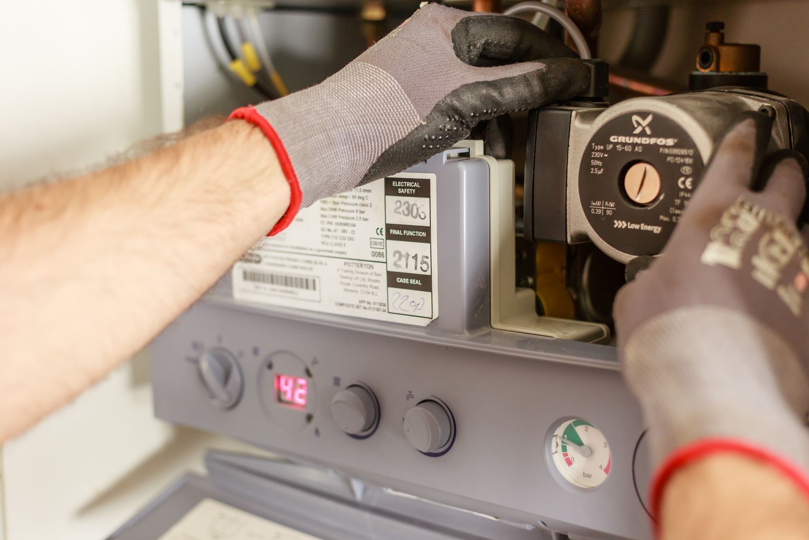 Technicien effectuant l'entretien d'une installation de chauffage