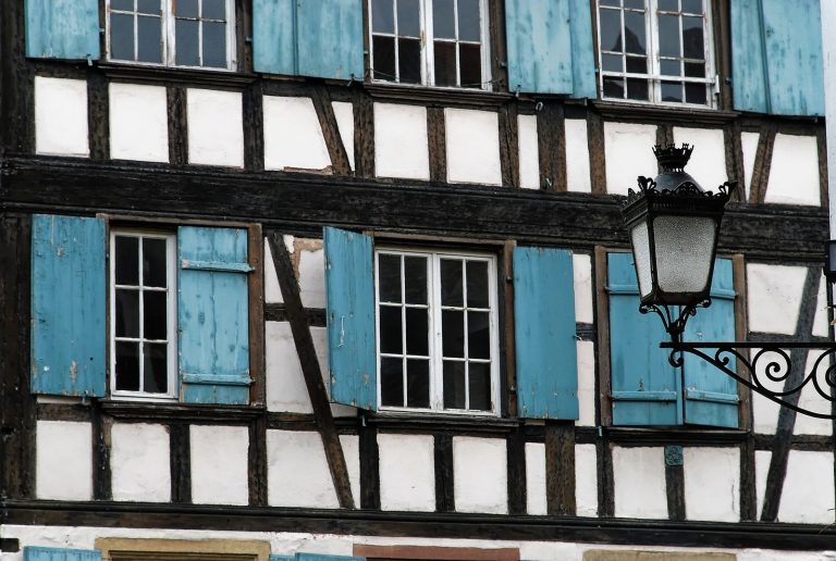 Maison alsacienne à colombages aux volets bleus