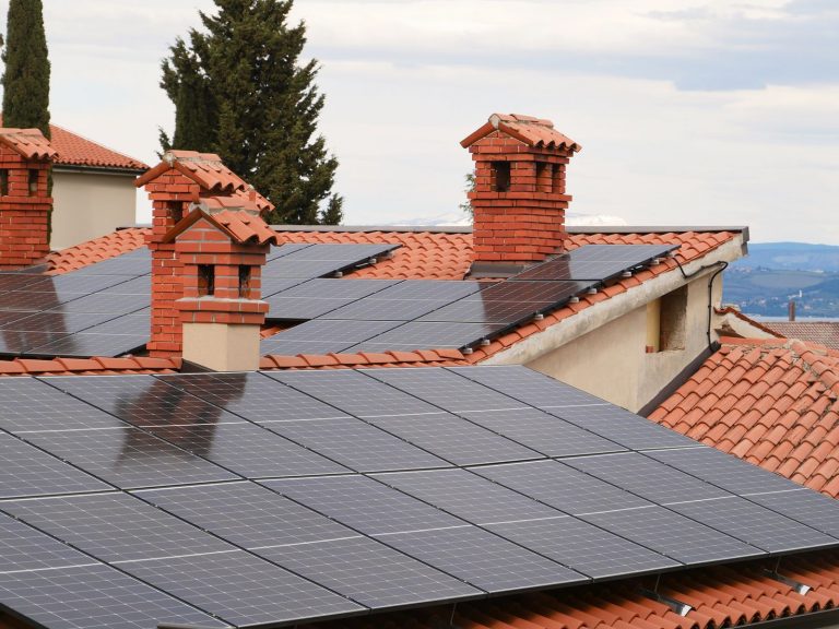 Panneaux solaires sur des toits en tuiles d'un quartier résidentiel