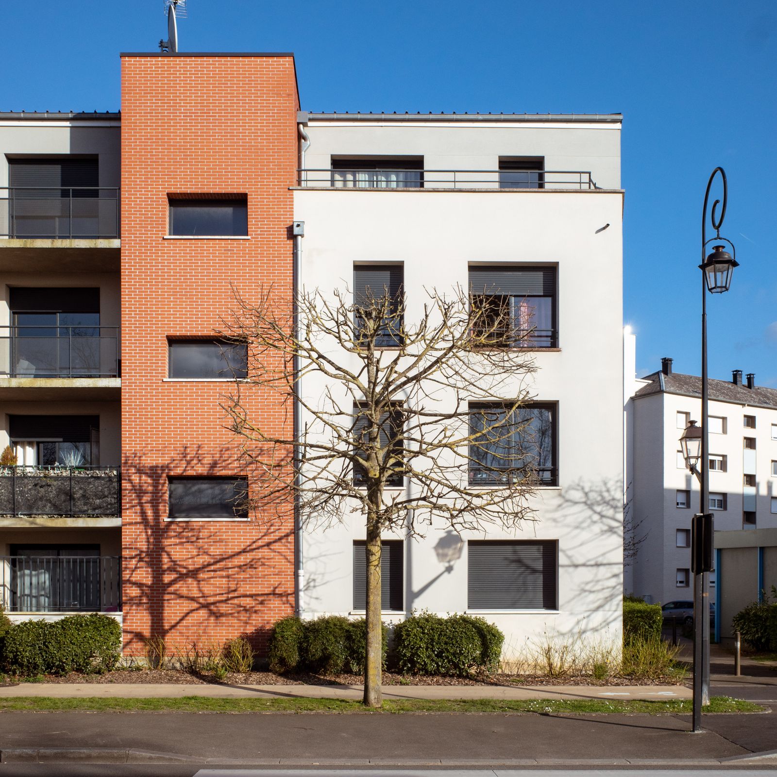 Petit immeuble résidentiel de trois étages à la façade rénovée en France