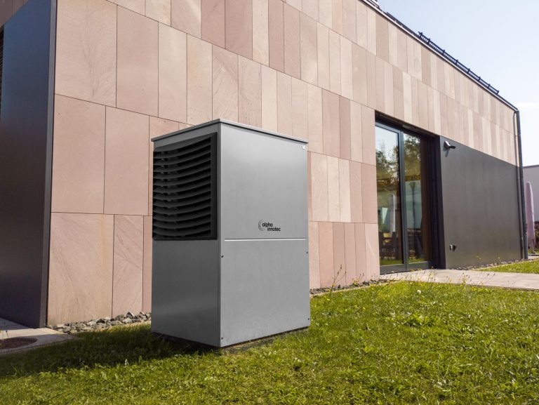 Pompe à chaleur air-eau installée le long d’une façade