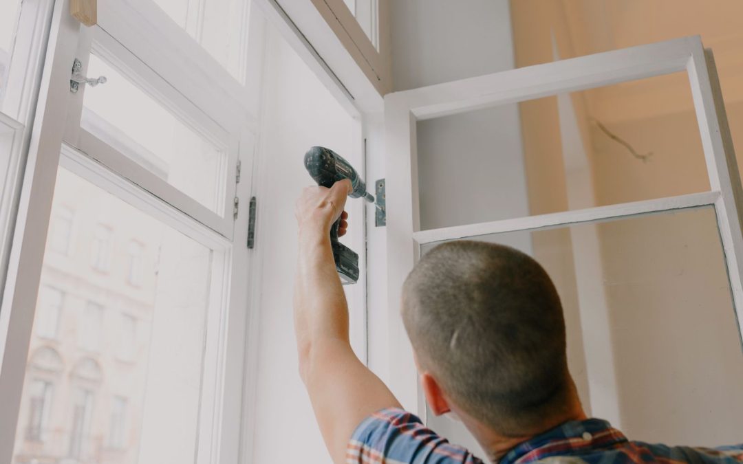 Artisan posant une fenêtre à double vitrage lors d’une rénovation énergétique
