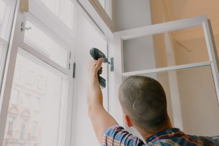 Artisan posant une fenêtre à double vitrage lors d’une rénovation énergétique