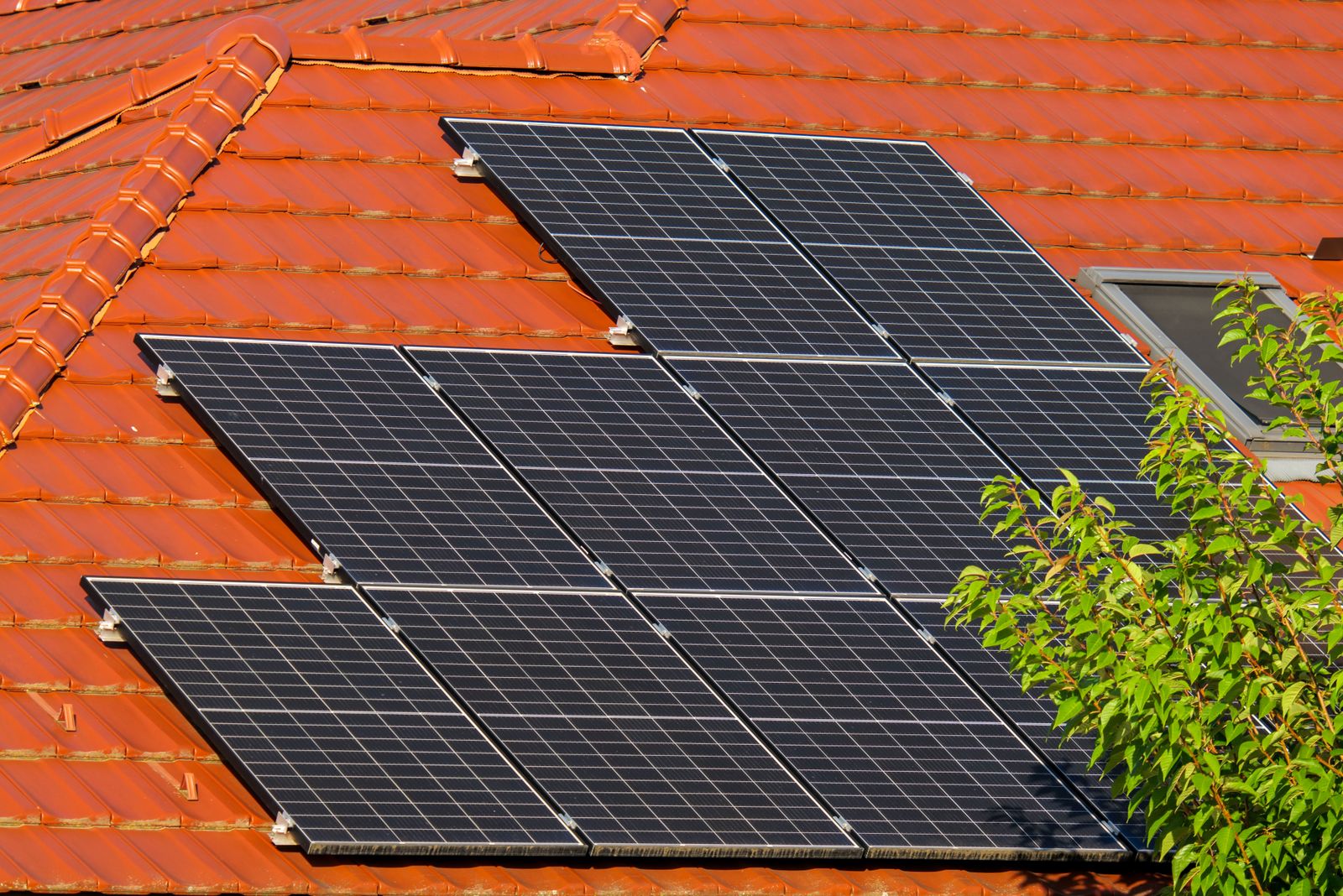 Panneaux solaires photovoltaïques installés sur un toit en tuiles